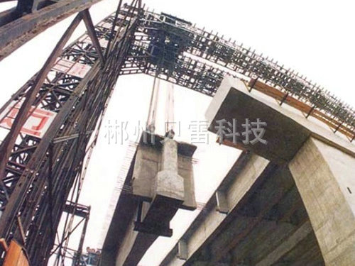 在江陰長江公路大橋施工時用桁架搭設的龍門吊